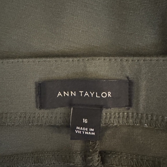 Ann Taylor Size 16 Solid Green Knee-Length Pull-On Pencil Skirt - EUC - Picture 3 of 4